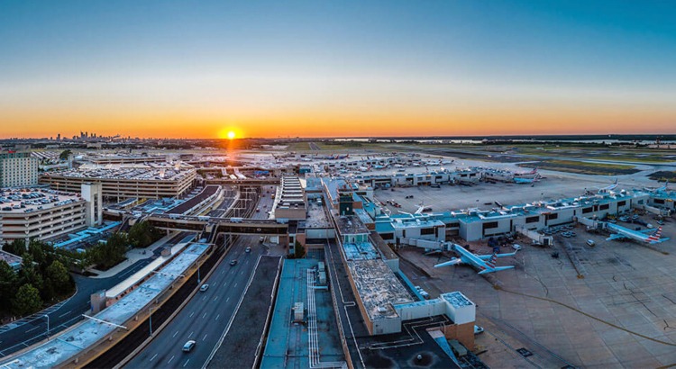 USA Philadelphia Airport im Sonnenuntergang Foto PHL.jpg